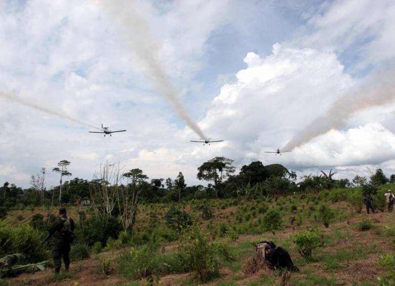 El Gobierno deberá retrasar su decisión de fumigar con glifosato hasta que la audiencia ambiental pueda realizarse. FOTO: Colprensa