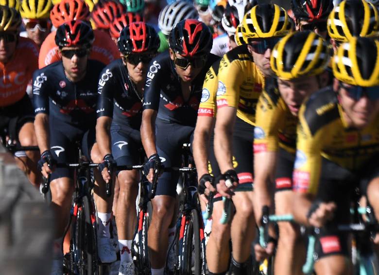 Jumbo -adelante- empieza a imponer el ritmo en el Tour; Ineos sigue, sin apuros, a su estela. ¿Mantendrán su superioridad? FOTO AFP
