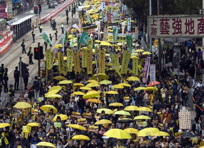 La Policía de Hong Kong controló cada paso del trayecto que siguieron los manifestantes en el centro de la ciudad. FOTO reuters