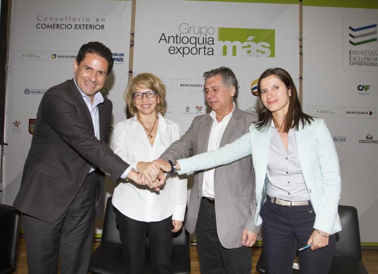 Algunos gestores de la alianza: presidente de Bancóldex, Luis Fernando Castro; ministra de Comercio, Industria y Turismo, Cecilia Álvarez-Correa; vicepresidente de la Cámara de Comercio de Medellín, Jaime Echeverri; y la viceministra Mariana Sarasti. FOTO Donaldo Zuluaga