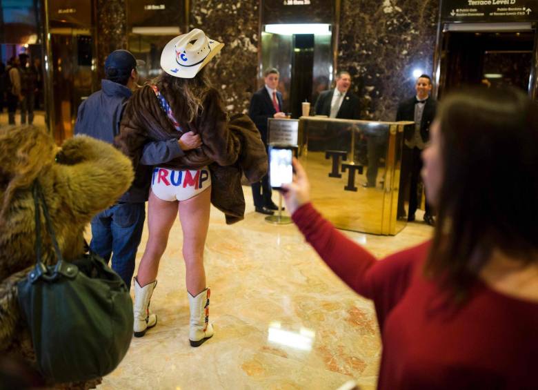 El Vaquero Desnudo aprovecha las cámaras en la Torre Trump 
