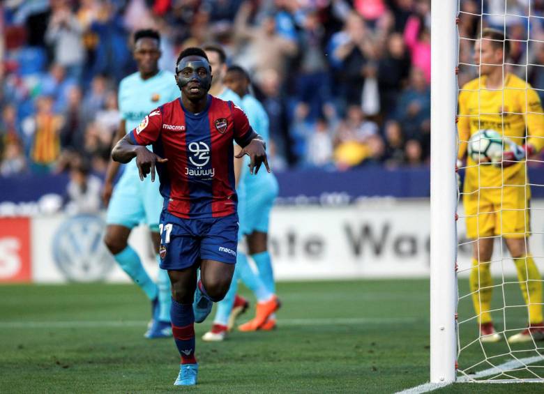 Mala jornada para Mina, que justo en su titularidad recibió cinco goles del Levante y vio cómo cayó el invicto culé en Liga. FOTO EFE