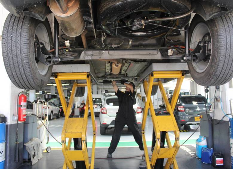 Técnicos especializados en Renault atiendes su vehículo en los talleres de Agenciauto. Foto: cortesía