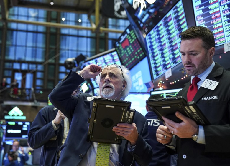 Aunque se han dado fuertes caídas y rápidas recuperaciones en la Bolsa de Nueva York, finalmente los resultados mantienen la tranquilidad de los inversionistas. FOTO AFP