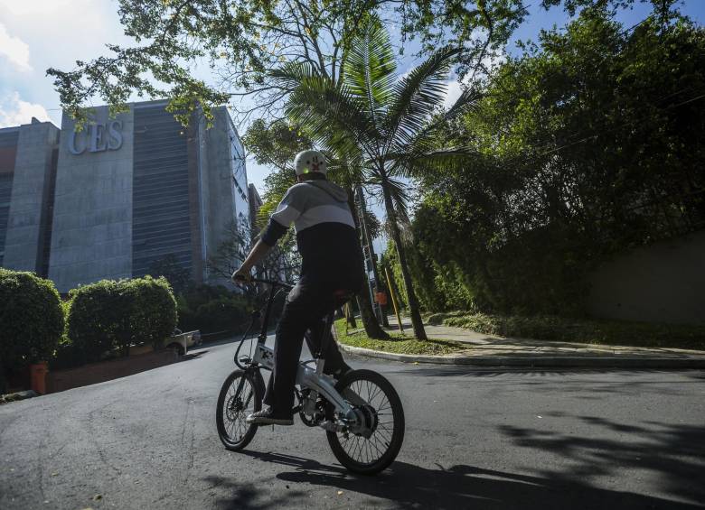 Estudiantes y empleados han subido las lomas de El Poblado montados en bicicletas eléctricas de pedaleo asistido, un proyecto sostenible Universidad CES. FOTO Archivo