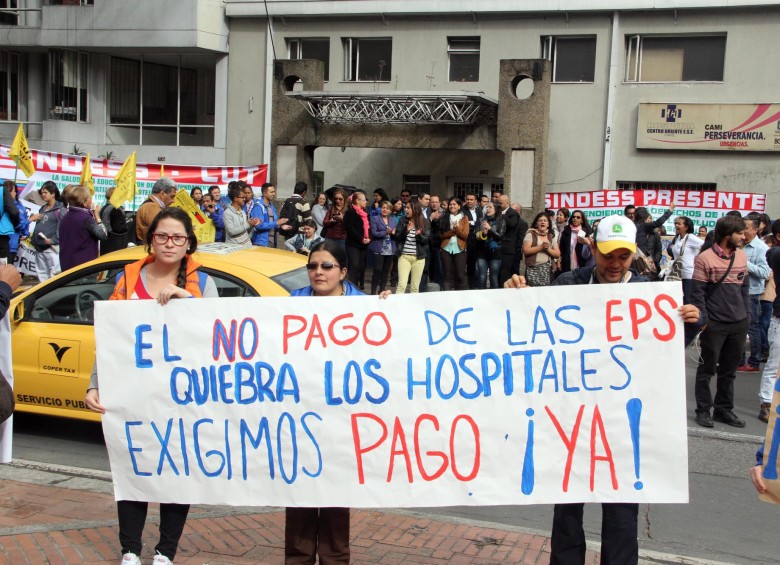 Manifestantes pidieron frente al hospital Centro Oriente de Bogotá, el pago de $12 billones que les adeudan a los hospitales públicos. FOTO Colprensa