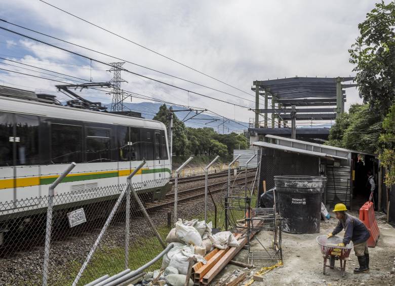 Las obras permitirán ampliar en 1.000 metros cuadrados el área de la estación Poblado. Habrá tres niveles: uno para la parte técnica y operativa del sistema, otro para la zona de torniquetes y accesos y uno más para un auditorio corporativo. FOTO SANTIAGO MESA