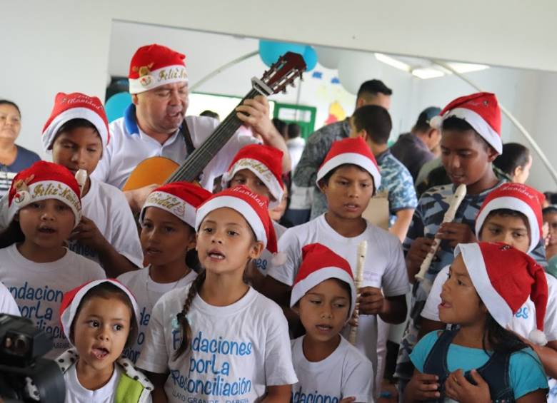 Estudiantes de la Institución Educativa Madre Laura, sede Llanogrande, celebraron la Navidad. Hoy viven la reconciliación como experiencia comunitaria. FOTO Cortesía Misión de la ONU