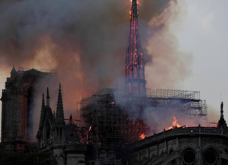 Incendio posiblemente destruya la catedral Notre Dame. FOTO: EFE