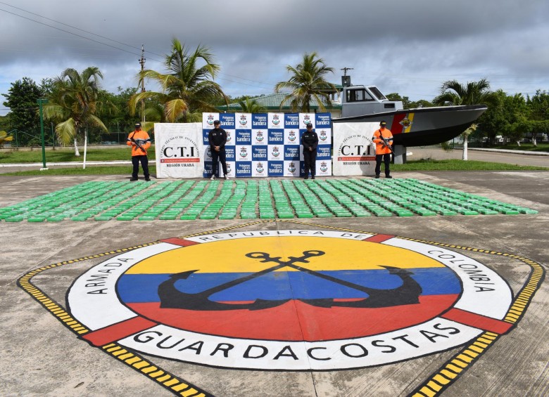 La Armada de Colombia incautó 700 kilogramos de clorhidrato de cocaína. FOTO: Cortesía