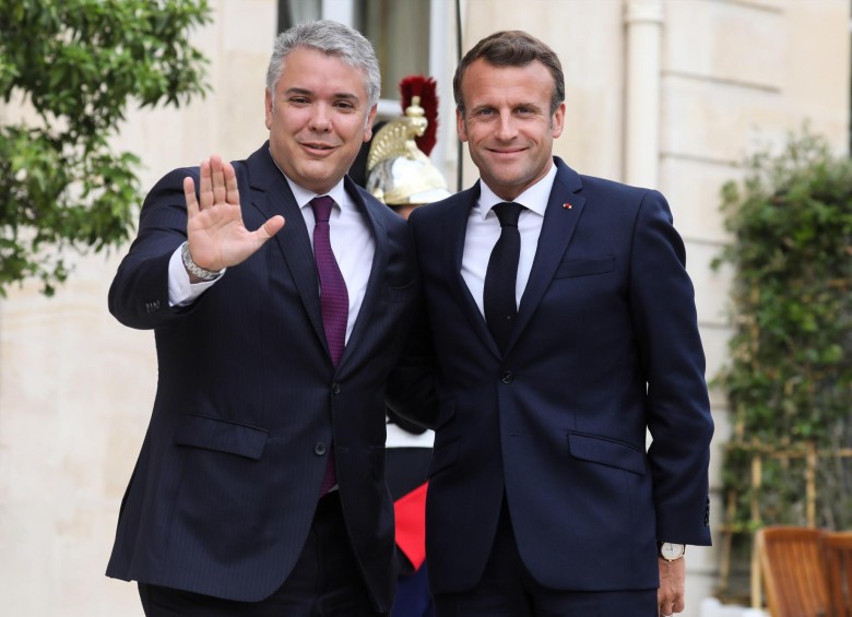 El presidente francés, Emmanuel Macron (d), recibe a su homólogo colombiano, Iván Duque, antes de su reunión en el Palacio del Elíseo de París (Francia). FOTO EFE
