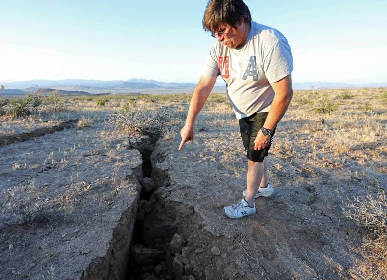 Esta fisura la generó el sismo del pasado jueves cerca de Ridgecrest. Foto Reuters.