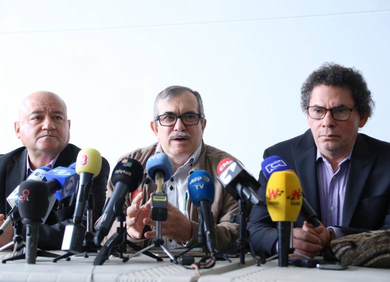 Julián Gallo, Rodrigo Londoño Echeverry y Pastor Alape. FOTO COLPRENSA
