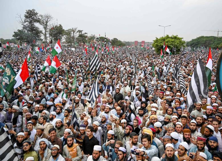 Activistas y simpatizantes del partido político islámico Jamiat Ulema-e-Islam en la Marcha por la Libertad. FOTO: AFP