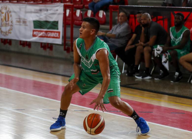 Octavio Muñoz, quien cumple la función de armador, es una de las caras nuevas que está proyectando Academia en el Torneo Profesional, que se disputa en el país. FOTO esteban vanegas