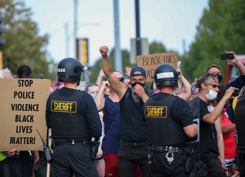 Estados Unidos vive una fase de protestas contra la violencia policial hacia los afrodescendientes, de cuenta del caso de Jacob Blake, quien recibió siete disparos de un agente. FOTO Gettyimages