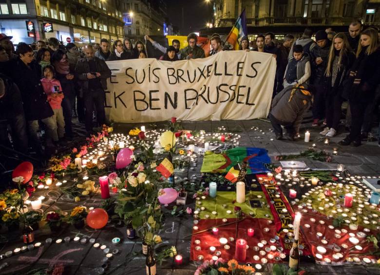 La gente sostiene una pancarta con la leyenda Yo soy Bruselas. FOTO AFP