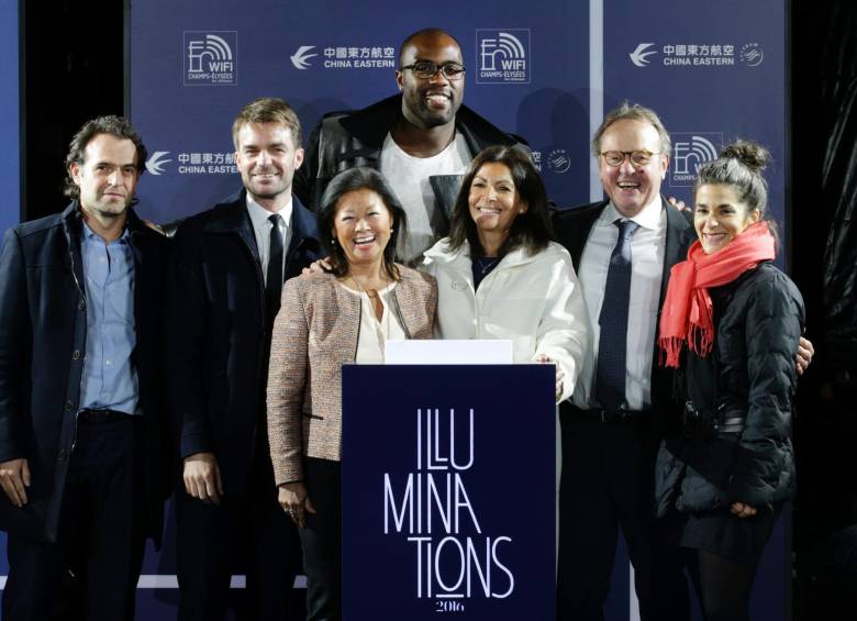 El alcalde de Medellín participó de la ceremonia de encendido del alumbrado de París. FOTO AFP