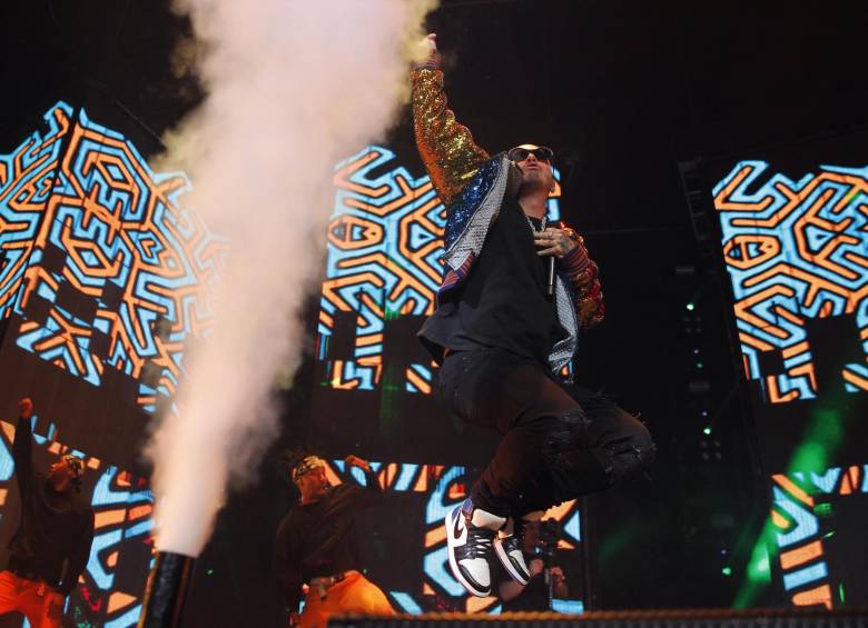 Cuatro bailarines y papel picado en la escenografía bastaron para que el colombiano sedujera al público mexicano. Foto Efe