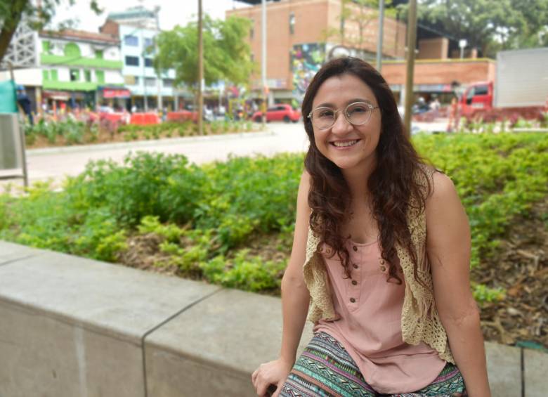 Diana Carolina Pérez trabaja como abogada en EDU. Su ingreso este año a la institución coincidió con la colocación de una prótesis en su pierna. EDU la apoyó en su proceso de adaptación física e incluso facilitó su trabajo en obras de construcción.
