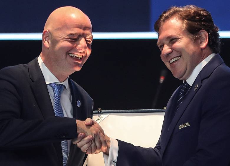 El presidente de la Fifa, Gianni Infantino (i), saluda al presidente de la Confederación Sudamericana de Fútbol (Conmebol), Alejandro Domínguez, este miércoles durante en el 70° Congreso Ordinario de la Conmebol. FOTO EFE