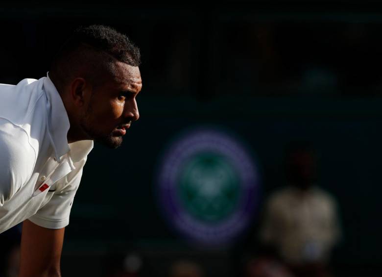 Escena del partido entre el australiano Kyrgios y el español Nadal en Wimbledon. FOTO AFP