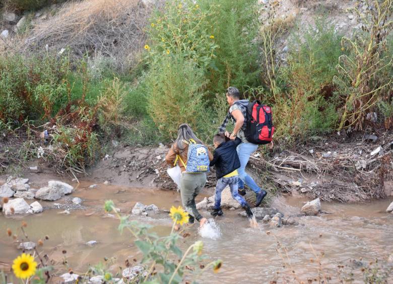 Una familia intenta cruzar de México a Estados Unidos. FOTO EFE
