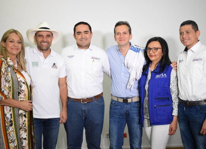 Andrés Guerra y Alfredo Ramos con dirigentes de Mira. FOTO Colprensa