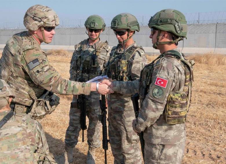 Tropas de Estados Unidos se retiran de Siria, mientras las turcas se alistan para atacar. FOTO EFE