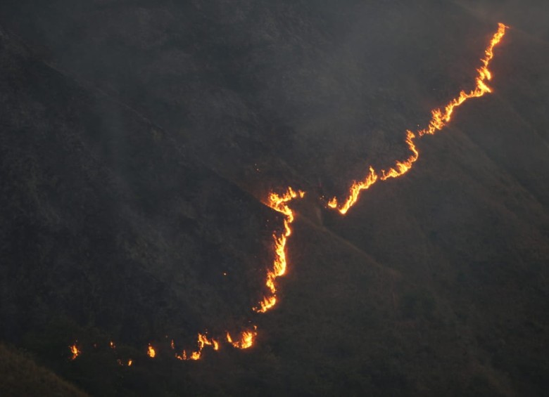 Habitantes del corregimiento Cativo, en Santa Fe de Antioquia, calcularon que el incendio de La Batea ha consumido unas ocho hectáreas. FOTO: Juan Antonio Sánchez.