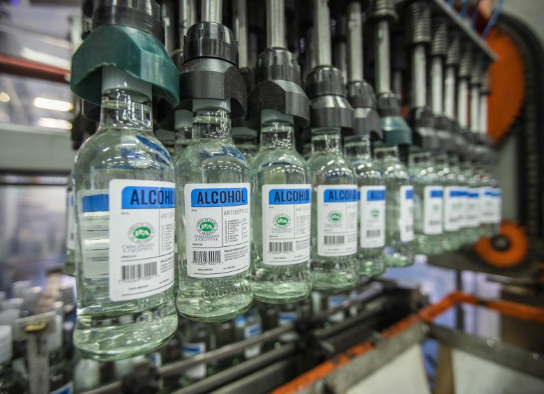 La Fábrica de Licores de Antioquia donará alcohol antiséptico. FOTO: Carlos Alberto Velásquez.