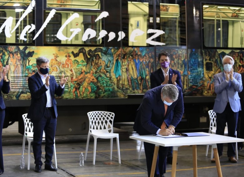 El presidente Iván Duque firmó este lunes el documento Confis para el metro ligero de la 80. FOTO: CORTESÍA