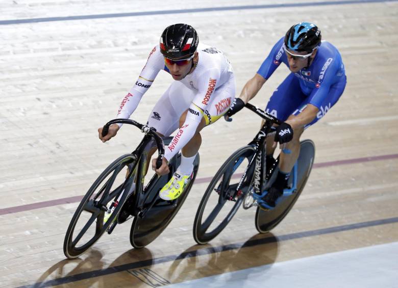 En la pista y en la ruta, Fernando Gaviria (adelante) viene ganando respeto. “Se defiende en todos los terrenos, lo admiro mucho”, dijo Martín Emilio Cochise Rodríguez sobre Fernando. FOTO afp