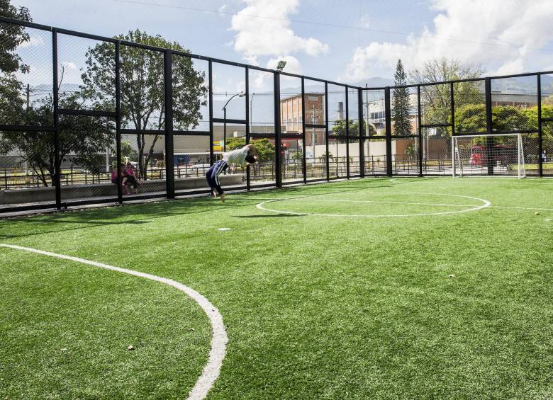 Esta es la cancha sintética de fútbol cinco, ubicada en el parque del Artista. Fotos Emmanuel Zerbos.