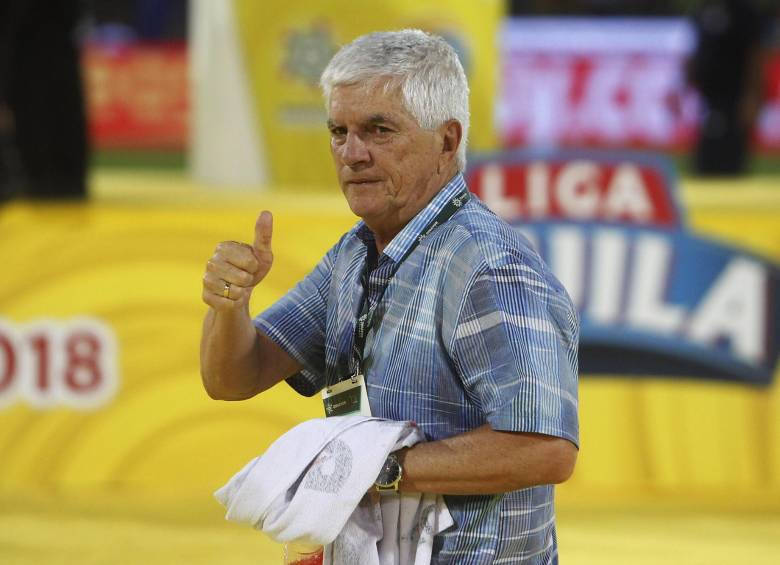 l director técnico de Junior, Julio Comesaña, celebra tras ganar la final de la Liga de fútbol colombiano ante el Independiente Medellín. Foto: EFE
