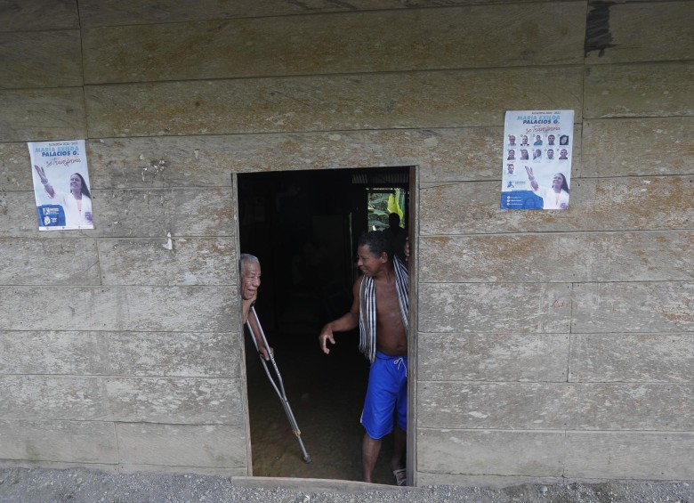 La población adulta y los jóvenes carecen de programas de inversión social, debido a los pocos recursos disponibles por la disputa territorial. FOTO: Manuel Saldarriaga, enviado especial a Bajirá.
