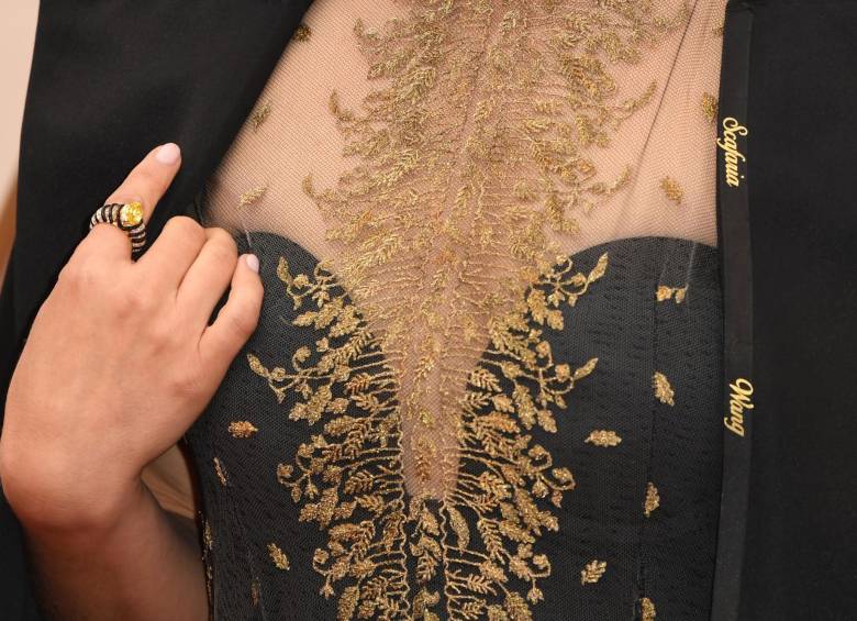 Detalle del vestido de Natalie Portman y los nombres tejidos en su capa. FOTO AFP