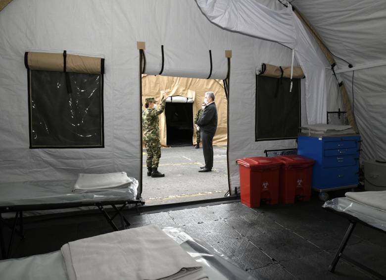 El presidente Iván Duque visitó el viernes el Hospital Militar para mirar el avance de la instalación de carpas. FOTO presidencia