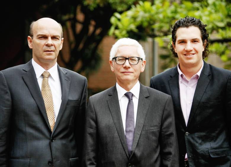 Colombia y Francia más unidos. En su orden, José Delcroix, cónsul francés en Medellín; Jean Marc Laforêt, embajador francés en Colombia; y Carlos Mazo, líder del proyecto Liceo Francés. FOTO mario valencia