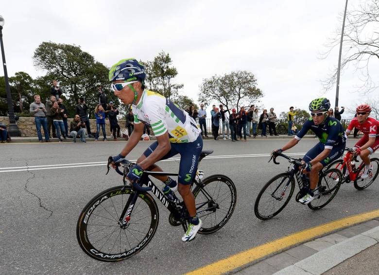 Cuando fue atacado por sus rivales, Nairo respondió. Atrás lo escolta su hermano Dáyer. FOTO AFP