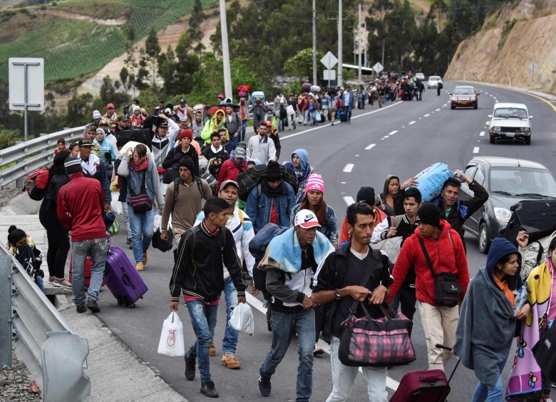 Miles de venezolanos recorren a diario las carreteras para abandonar Venezuela y llegar a Colombia, Ecuador o Perú. FOTO AFP