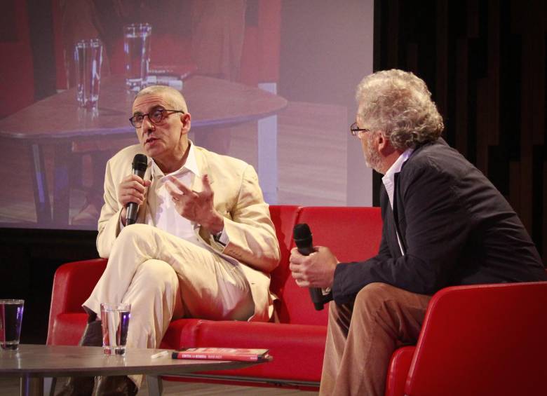 El escritor David Rieff es uno de los invitados que estará en Medellín, conversando sobre la memoria y su más reciente libro, Elogio al olvido. En la foto, con Héctor Abad, en Cartagena. FOTO archivo