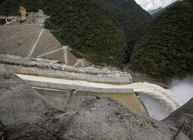 Por la compuerta izquierda del vertedero se evacuan entre 250 y 350 metros cúbicos de agua por segundo. FOTO JAIME PÉREZ múnevar.