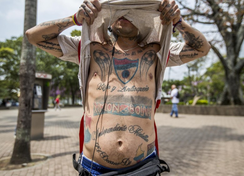 Cada rincón del torso de William Uribe es para el DIM, ese que lo hace “Rojo y antioqueño”. Foto: Santiago Mesa.