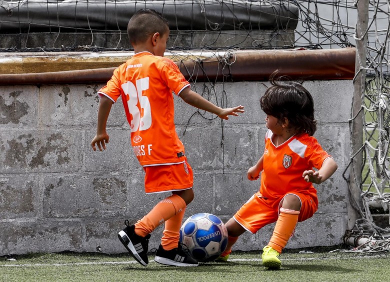No son expertos en jugar fútbol pero disfrutan mucho con el balón. Foto: Jaime Pérez Munevar