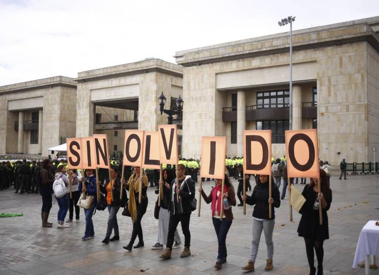 Imagen de una manifestación en la que pedían “sin olvido” ante la desaparición en el Palacio de Justicia. FOTO COLPRENSA