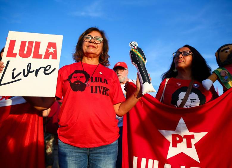 Los seguidores del expresidente brasileño Luiz Inácio Lula da Silva piden su libertad. FOTO AFP
