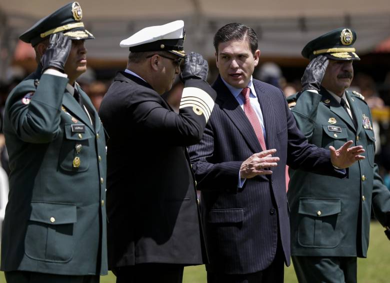 El ministro Juan Carlos Pinzón junto con el general Javier Flórez (derecha), quien coordina la subcomisión que estudia el cese el fuego bilateral y la desmovilización de las Farc. FOTO colprensa