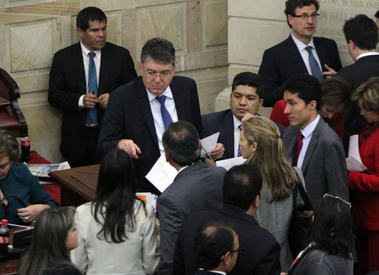 El ministro de Hacienda, Mauricio Cárdenas aseguró en el Congreso que subirá la inversión social y rural en 2016. FOTO colprensa