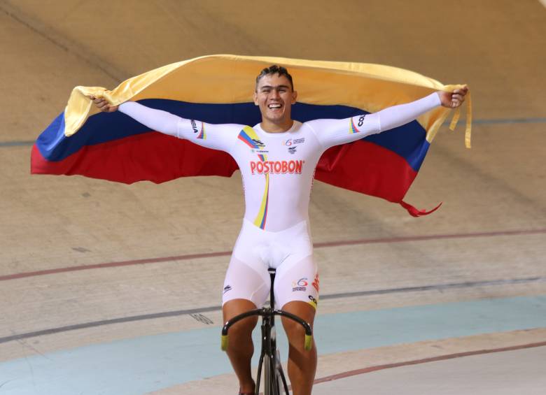 Puerta ya había ganado con Rubén Murillo y Santiago Ramírez medalla de oro en la prueba velocidad por equipos. FOTO FEDERACIÓN COLOMBIANA DE CICLISMO.